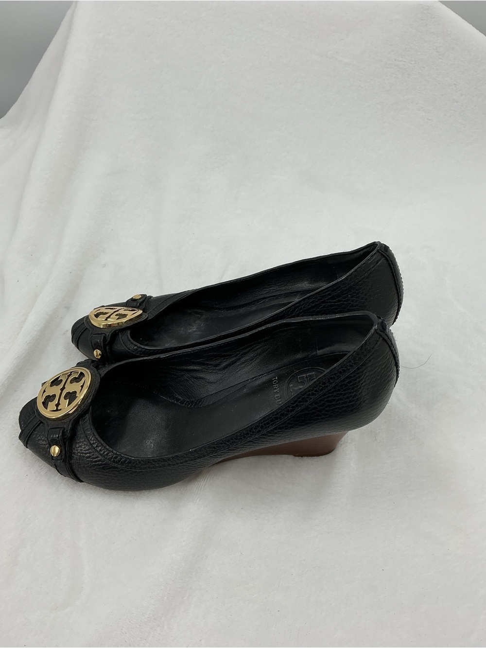 Tory Burch Black Leather Peep-Toe Heels with Gold Logo Medallion B47 - Picture 4 of 6